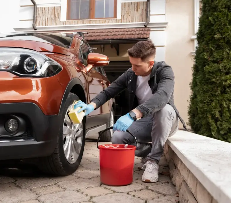 Lavage auto à domicile Salles-Lavalette : professionnel intervenant sur un véhicule
